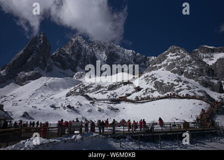 Landschaft der Jade Dragon Snow Mountain, auch als die Yulong Snow Mountain, in Yulong Naxi autonomen Grafschaft, Lijiang, Südwesten Chinas bekannt Stockfoto