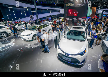 ---- Leute besuchen Sie den Stand von Toyota im 15. China (Guangzhou) Internationale Automobil Ausstellung, auch als automatische Guangzhou 2017 bekannt, in Stockfoto