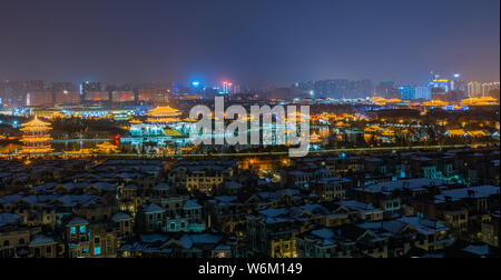 Ansicht der Tang Paradies, einen großen Themenpark, in der Nacht in der Stadt Xi'an, Provinz Shaanxi im Nordwesten Chinas, 13. Januar 2018. Stockfoto