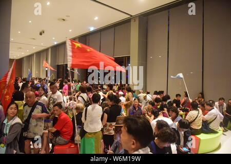 ------ Chinesische Touristen sind dargestellt in einem King Power Duty Free Shop in Bangkok, Thailand, 13. März 2017. Die Zahl der Auslandsreisen von Chines Stockfoto