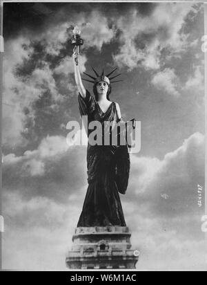 Speichern Sie aus Hun-Buy Liberty Bonds. Von einem Foto von Miss Francis Fairchild, einem 1918 debütantin von New York, in Namen der vierten Freiheit Darlehen. Underwood und Underwood., 08/1918; Allgemeine Hinweise: Verwenden Sie Krieg und Konflikt Nummer 509 bei der Bestellung eine Reproduktion oder Anforderung von Informationen zu diesem Bild. Stockfoto