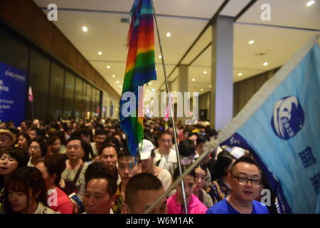 ------ Chinesische Touristen sind dargestellt in einem King Power Duty Free Shop in Bangkok, Thailand, 13. März 2017. Die Zahl der Auslandsreisen von Chines Stockfoto