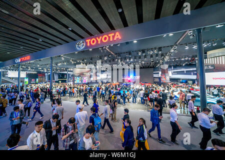 ---- Leute besuchen Sie den Stand von Toyota im 15. China (Guangzhou) Internationale Automobil Ausstellung, auch als automatische Guangzhou 2017 bekannt, in Stockfoto