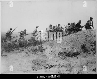 Szene kurz vor der Evakuierung am Anzac. Australische Truppen laden in der Nähe eines Türkischen graben. Als sie dort ankamen, hatten die Türken geflogen. Dardanellen Kampagne, circa 1915., Ca. 1919-ca. 1919; Allgemeine Hinweise: Verwenden Sie Krieg und Konflikt Nummer 636 bei der Bestellung eine Reproduktion oder Anforderung von Informationen zu diesem Bild. Stockfoto