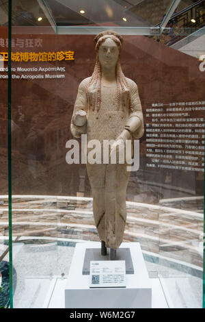 Die Statue eines Kore ist auf Anzeige während der Ausstellung "Schätze aus der Akropolis Museum" im Shanghai Museum in Shanghai, China, 11. Januar 2. Stockfoto