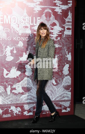Französische Model Caroline de Maigret stellt, als sie auf dem roten Teppich kommt für die Eröffnungsveranstaltung der Chanel Mademoiselle Prive Ausstellung in Hongkong, Stockfoto