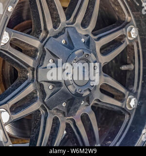 Nahaufnahme der schwarzen Gummi Rad eines Fahrzeugs Stockfoto