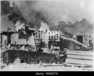 Baracken, der Bonus Armee auf das Anacostia Wohnungen, Washington, DC, Brennen nach der Schlacht mit dem Militär, 1932; Umfang und Inhalt: Die Capitol im Hintergrund. Stockfoto