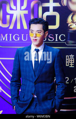 ------ Chinesische Sänger und Schauspieler Kris Wu oder Wu Yifan ausgeht, kommt Er auf dem roten Teppich für die 11 Migu Music Awards in Shanghai, China, 17. Dezem Stockfoto