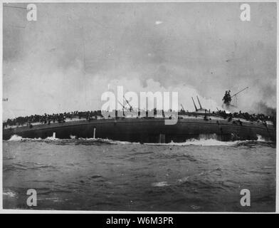 Untergang der Deutschen Cruiser Bluecher, in der Naval Engagement zwischen deutschen und britischen dreadnoughts in der Nordsee, der am 24. Januar 1915. Dieses Foto wurde von der Plattform des Britischen Cruiser Arethusia genommen. International Film Service., 1917 - 1919; Allgemeine Hinweise: Verwenden Sie Krieg und Konflikt Nummer 693 bei der Bestellung eine Reproduktion oder Anforderung von Informationen zu diesem Bild. Stockfoto