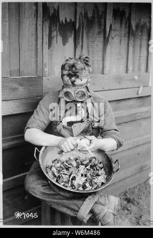 Soldaten, die versuchen, ihre Gasmasken in jeder möglichen Weise. Die atemschutzmaske zum guten Gebrauch beim Schälen von Zwiebeln. 40Th Division, Camp Kearny, San Diego, Kalifornien; Allgemeine Hinweise: Verwenden Sie Krieg und Konflikt Nummer 454 bei der Bestellung eine Reproduktion oder Anforderung von Informationen zu diesem Bild. Stockfoto