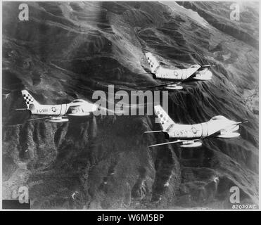 Streifen nach Norden über die zerklüftete Berg Gebiet von Korea, die US Air Force F-86 Sabre Jets der 51 Jagdflugzeug Flügel bleiben für Kommunistische MIG-15s. Die Sabre Piloten der 51. und 4 Jagdflugzeug Flügel einen neuen Rekord gegen die in Russland gebauten Interceptors im September, zerstören 61, wahrscheinlich sieben weitere Zerstörung und Beschädigung 57 andere. Nur vier Sabre Jets wurden in Luft-zu-Engagements, während des Monats, ein Fünfzehntel des Roten Verlust. Stockfoto