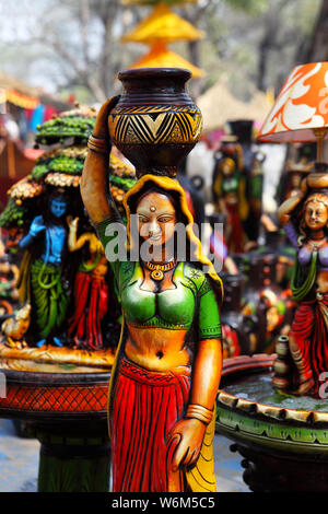 Statue des ländlichen Indianerin zum Verkauf an Surajkund Kunsthandwerk Mela, Surajkund, Faridabad, Haryana, Indien Stockfoto