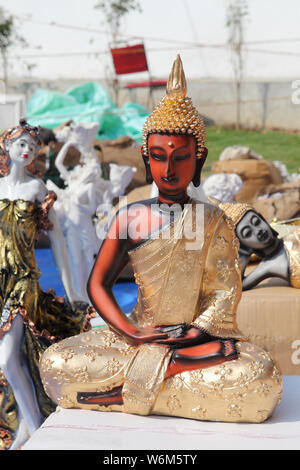 Buddha-Statue zum Verkauf an Surajkund Kunsthandwerk Mela, Surajkund, Faridabad, Haryana, Indien Stockfoto