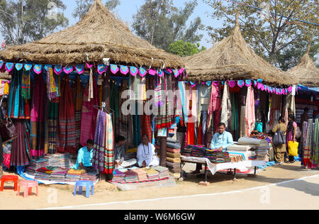 Bekleidungsgeschäfte in Surajkund Crafts Mela, Surajkund, Faridabad, Haryana, Indien Stockfoto