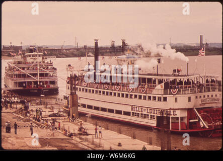 Die BELLE VON LOUISIANA ANGEDOCKT AN DIE NEUE LOUISVILLE WATERFRONT am Ohio River. Der Steamboat ist Eigentum von Louisville und Jefferson County Stockfoto