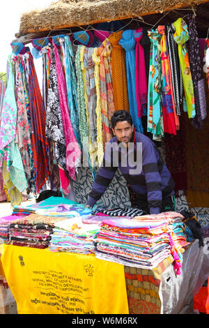 Bekleidungsgeschäft in Surajkund Crafts Mela, Surajkund, Faridabad, Haryana, Indien Stockfoto