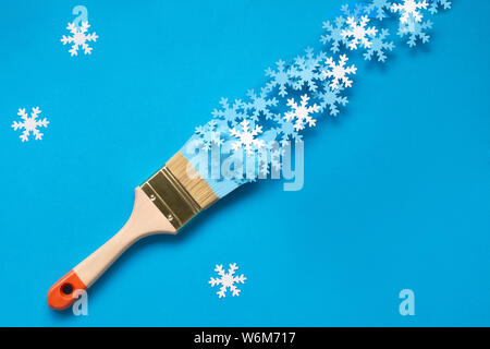 Konzept Top Aussicht, flach Hintergrund in Blau und Weiß mit Bürsten mit Papier Schneeflocken geladen Stockfoto