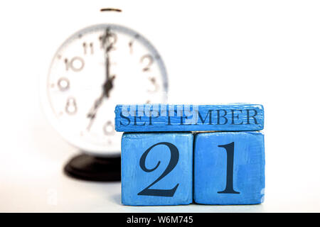 September 21.. 20. Tag des Monats, handgefertigten Holz Würfel Kalender und Wecker auf Blau. Herbst Monat, Tag des Jahres Konzept. Stockfoto