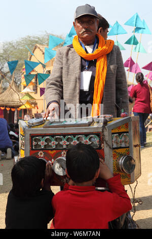 Kinder, die Filme im Bioskop ansehen, im Surajkund Crafts Mela, Surajkund, Faridabad, Haryana, Indien Stockfoto