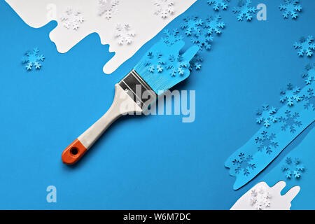 Konzept Top anzeigen flach Hintergrund in Blau und Weiß mit Bürsten mit Papier Schneeflocken geladen Stockfoto