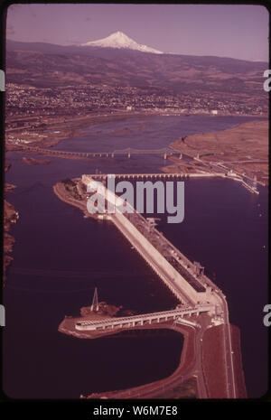 THE DALLES DAM auf dem Columbia River. Im Hintergrund ist der Mt Hood, 11,235 ft. Höhe, ist der höchste Punkt in Oregon Stockfoto