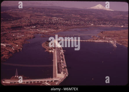 THE DALLES DAM auf dem Columbia River. Im Hintergrund ist der Mt Hood, 11,235 ft. Höhe, ist der höchste Punkt in Oregon Stockfoto