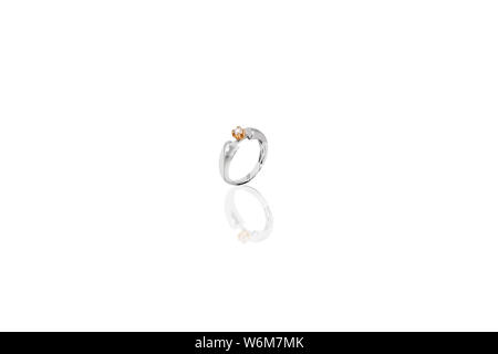 Silber Gold kostbaren Ring weiblich mit großen Diamanten auf isolierten weißen Hintergrund. Gutes Material für design schmuck. Stockfoto