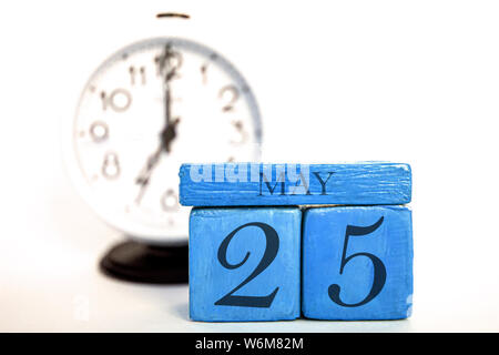 25. Mai. Tag 25 Monat, handgefertigten Holz Würfel Kalender und Wecker auf blaue Farbe. Feder, Monat, Tag des Jahres Konzept. Stockfoto