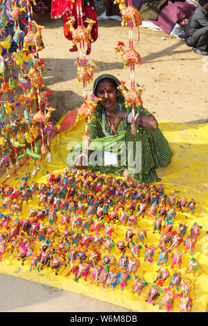 Frau, die Ausstellungsstücke in Surajkund Crafts Mela, Surajkund, Faridabad, Haryana, Indien verkauft Stockfoto