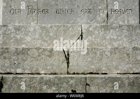 Beschriftung der Formulierung "unser Vater im Himmel' auf der Güteklasse 1 Eleanor Cross War Memorial, Sledmere, Yorkshire, UK aufgeführt. Stockfoto