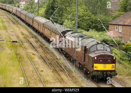 West Coast Eisenbahnen Klasse 37 Diesellok 37669 im Holgate Abstellgleise südlich von York, Großbritannien mit leeren coaching Lager. Stockfoto