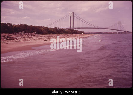 Die Verrazano Narrows Bridge überquert - NEW YORK BAY UND VERBINDET STATEN ISLAND UND BROOKLYN Stockfoto