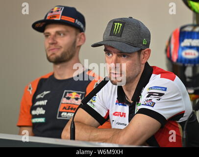 Von Brad Binder von Südafrika und britischen Cal Crutchlow links, Motorrad Straße Racers, Sprechen während einer Pressekonferenz vor der Tschechischen Grand Pri Stockfoto