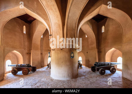 Rustaq, Oman, 28. Mai 2016: alte Kanonen in einem Turm in Rustaq fort, Oman Stockfoto