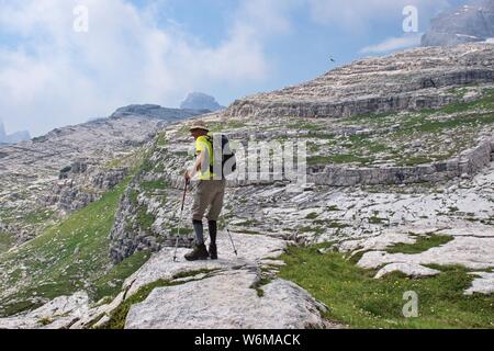 Portrait von älterer Wanderer in Brenta Dolomiten. Malerische felsige Landschaft Stockfoto