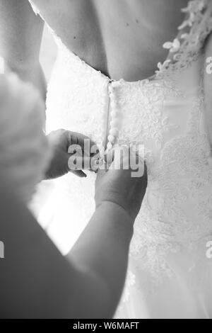 Mutter der Braut knopfverschluß bis die Hochzeit Kleid Stockfoto