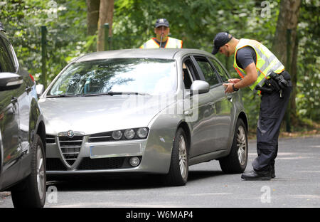 01. August 2019, Mecklenburg-Vorpommern, Löcknitz: einer Verkehrskontrolle der föderalen Polizei erfolgt vor der deutsch-polnischen Grenze. Seit Juli hat das Bundesamt für Polizei in Pasewalk und Rostock hat zum ersten Mal hatte 30 junge Offiziere der föderalen Polizei als Verstärkung. Ziel ist es, die höhere Kriminalitätsrate im Sommer mehr wirksam zu bekämpfen und das Sicherheitsgefühl der Menschen in der Grenzregion wieder zu erhöhen. Foto: Bernd Wüstneck/dpa-Zentralbild/dpa Stockfoto