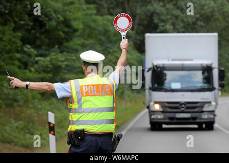 01. August 2019, Mecklenburg-Vorpommern, Löcknitz: einer Verkehrskontrolle der föderalen Polizei erfolgt vor der deutsch-polnischen Grenze. Seit Juli hat das Bundesamt für Polizei in Pasewalk und Rostock hat zum ersten Mal hatte 30 junge Offiziere der föderalen Polizei als Verstärkung. Ziel ist es, die höhere Kriminalitätsrate im Sommer mehr wirksam zu bekämpfen und das Sicherheitsgefühl der Menschen in der Grenzregion wieder zu erhöhen. Foto: Bernd Wüstneck/dpa-Zentralbild/dpa Stockfoto