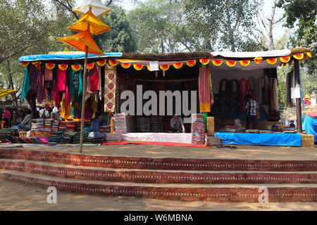 Bekleidungsgeschäfte in Surajkund Crafts Mela, Surajkund, Faridabad, Haryana, Indien Stockfoto