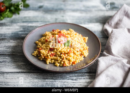 Ptitim oder Birdy, israelische Teigwaren Couscous mit Tomaten und Kräuter/ Stockfoto