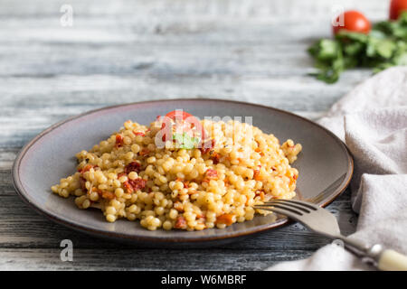Ptitim oder Birdy, israelische Teigwaren Couscous mit Tomaten und Kräuter/ Stockfoto
