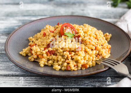 Ptitim oder Birdy, israelische Teigwaren Couscous mit Tomaten und Kräuter/ Stockfoto