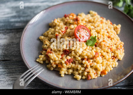Ptitim oder Birdy, israelische Teigwaren Couscous mit Tomaten und Kräuter/ Stockfoto
