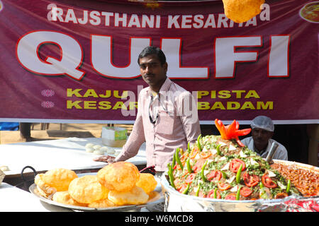 Verkäufer von chole bhature in Surajkund Crafts Mela, Surajkund, Faridabad, Haryana, Indien Stockfoto