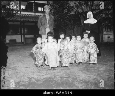 Der Engel Guardian Home, einer katholischen Heim für Waisen, in Kumamoto, Japan. Als Private Louis Miller, Brooklyn, New York, zu verlassen, Schwester Saint Paul hatte die Waisen Kleid in Ihren schönsten Kleidern zu haben ihr Bild aufgenommen.; Allgemeine Hinweise: Verwenden Sie Krieg und Konflikt Nummer 1271 bei der Bestellung eine Reproduktion oder Anforderung von Informationen zu diesem Bild. Stockfoto