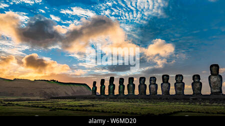 Moai auf der Osterinsel am Ahu Tongariki bei Sonnenaufgang. Stockfoto