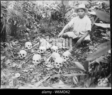 Die Tapel Massaker am 1. Juli 1945. Bild zeigt Pedro Cerono, der Mann, der die Gruppe von 8 Schädel entdeckt. Tapel, Cagayan Provinz, Luzon, Philippinen.; Allgemeine Hinweise: Verwenden Sie Krieg und Konflikt Nummer 1250 bei der Bestellung eine Reproduktion oder Anforderung von Informationen zu diesem Bild. Stockfoto