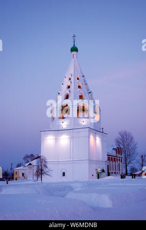 Tented Glockenturm des Bobrenev Kloster im Winter Sonnenuntergang. Kolomna, Russland Stockfoto