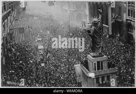 Die Bekanntgabe des Waffenstillstands am 11. November 1918, wurde die Gelegenheit für ein Monster Feier in Philadelphia, Pennsylvania. Tausende massierten auf allen Seiten der Nachbildung der Freiheitsstatue auf der Broad Street, und unaufhörlich angefeuert. Philadelphia öffentliche Buch., 1917 - 1919; Allgemeine Hinweise: Verwenden Sie Krieg und Konflikt Nummer 715 bei der Bestellung eine Reproduktion oder Anforderung von Informationen zu diesem Bild. Stockfoto